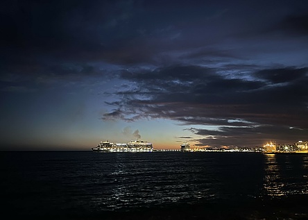 Kreuzfahrtschiff_nachts_eigen