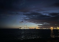 Kreuzfahrtschiff_nachts_eigen