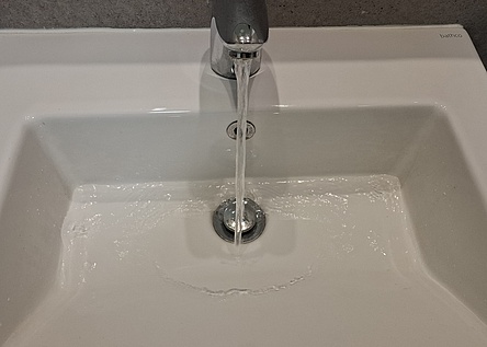 Wasserhahn_Waschbecken_Leitungswasser_intern_Dominik