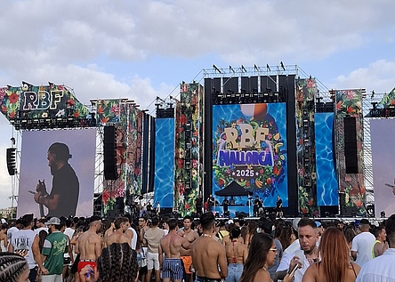 Reggaeton_Beach_Festival_2025_intern_Dominik