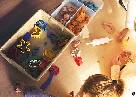 Kinder_spielen_Schule_Spielzeug_caib
