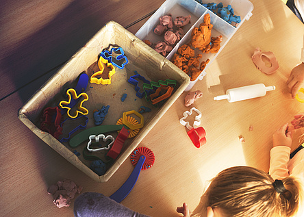 Kinder_spielen_Schule_Spielzeug_caib