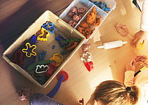 Kinder_spielen_Schule_Spielzeug_caib