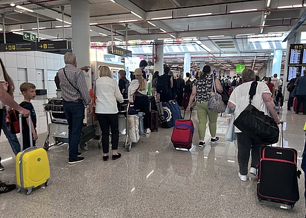 FlughafenMenschenKoffer_Intern_Pia