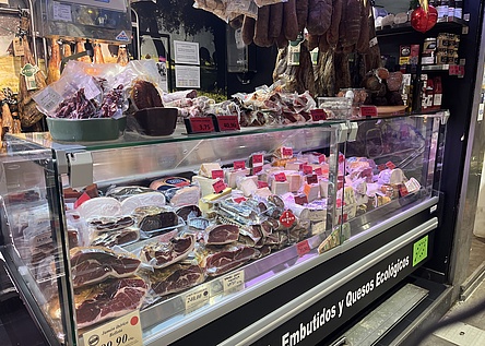 Wursttheke_Fleisch_Stand_Mercat_de_Santa_Catalina_intern_Kim