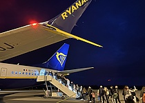 Ryanair_Flugzeug_tourismus_bei_nacht_Flug_Flughafen_eigen