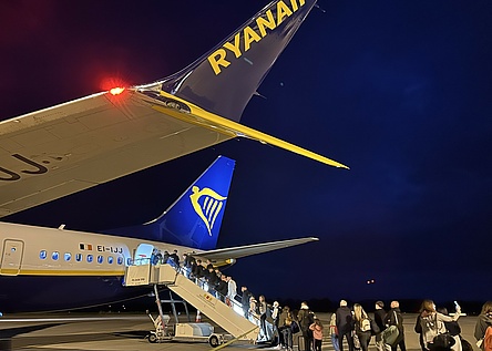 Ryanair_Flugzeug_tourismus_bei_nacht_Flug_Flughafen_eigen