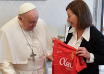 Armengol_schenkt_Papst_Trikot_EFE_Oficina_de_Prensa_del_Vaticano