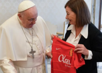 Armengol_schenkt_Papst_Trikot_EFE_Oficina_de_Prensa_del_Vaticano
