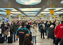 Schlange_Sicherheitskontrolle_Flughafen_1