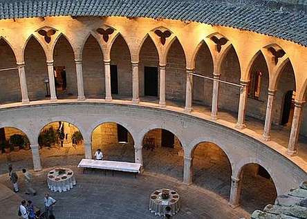 tausende_menschen_zum_schloss_bellver_gepilgert
