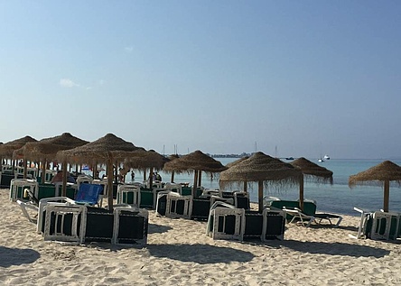 _es_trenc_strand_fuenf_strandbars_stehen_schon