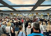 Schlange_Sicherheitskontrolle_Flughafen_2