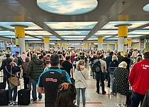 Schlange_Sicherheitskontrolle_Flughafen_1
