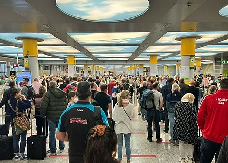 Schlange_Sicherheitskontrolle_Flughafen_1