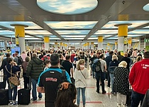 Schlange_Sicherheitskontrolle_Flughafen_1
