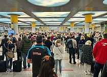 Schlange_Sicherheitskontrolle_Flughafen_1