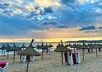 LiegenundSchirmePlayadePalma_Intern_Till