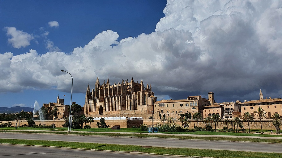 Kathedrale_Wolken_Hauptstrasse