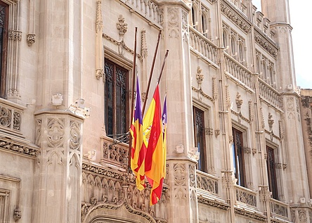 Halbmast_Tod_Franziskus_Papst_Consell_de_Mallorca