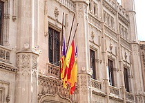 Halbmast_Tod_Franziskus_Papst_Consell_de_Mallorca