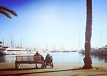 Rentner_Hafen_Palma_Touristen