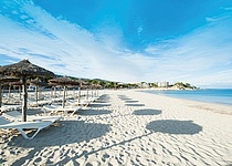 LiegenSonnenschirmeStrandLeerCalvia_AjuntamentdeCalvia