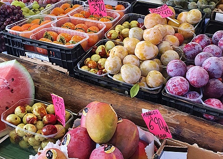 Obst_Gemuese_Verkauf_Auslage_Markthalle