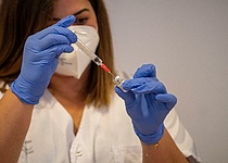 Arzt_Spritze_Impfung_consell