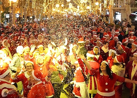 Tanzende_Weihnachtsmaenner_Paseo_del_Born_Ajuntament_de_Palma