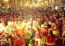 Tanzende_Weihnachtsmaenner_Paseo_del_Born_Ajuntament_de_Palma