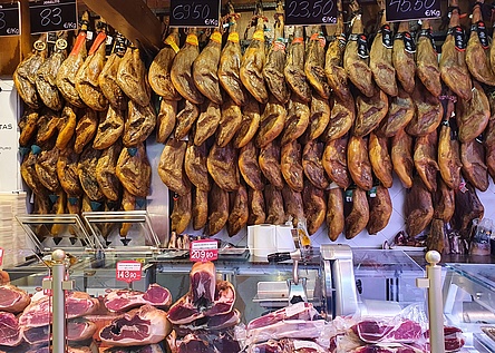 Fleisch_Theke_Auslage_Schinken_haengend