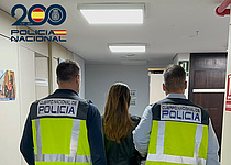 NationalpolizeiFrauFestnahme_PoliciaNacional