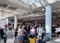 FlughafenCheckInSchlange_Intern_Pia