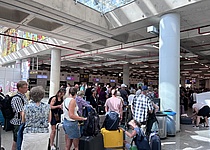 FlughafenCheckInSchlange_Intern_Pia