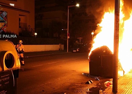 110_muellcontainer_haben_seit_weihnachten_in_palma_gebrannt
