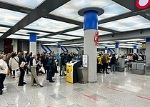 Flughafen_Menschen_Schlangen_Sicherheitskontrolle