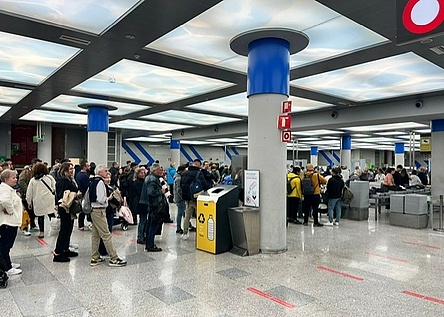 Flughafen_Menschen_Schlangen_Sicherheitskontrolle