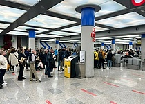 Flughafen_Menschen_Schlangen_Sicherheitskontrolle