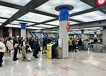 Flughafen_Menschen_Schlangen_Sicherheitskontrolle
