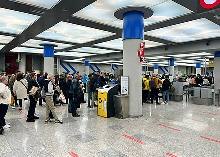Flughafen_Menschen_Schlangen_Sicherheitskontrolle