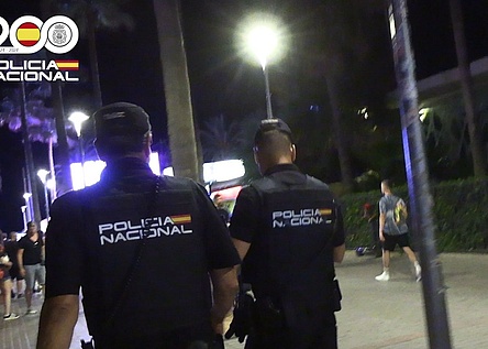 Policia_Nacional_Mann_steigt_ueber_Dach_in_Disko