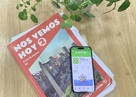 Sprachen_lernen___Spanisch_Buch___App_Duolingo___internes_Foto_von_Lena