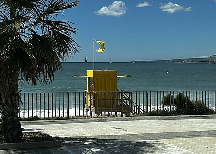 Foto_von_Lena___Stadtstrand_Can_Pere_Antoni_gelbe_Flagge_Rettungsschwimmer_Strand_Palma