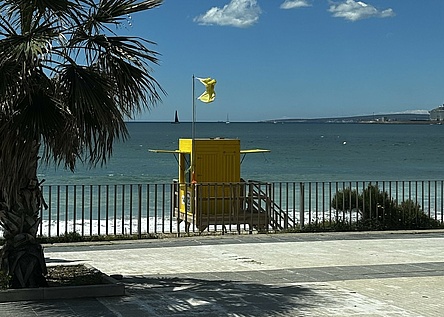 Foto_von_Lena___Stadtstrand_Can_Pere_Antoni_gelbe_Flagge_Rettungsschwimmer_Strand_Palma