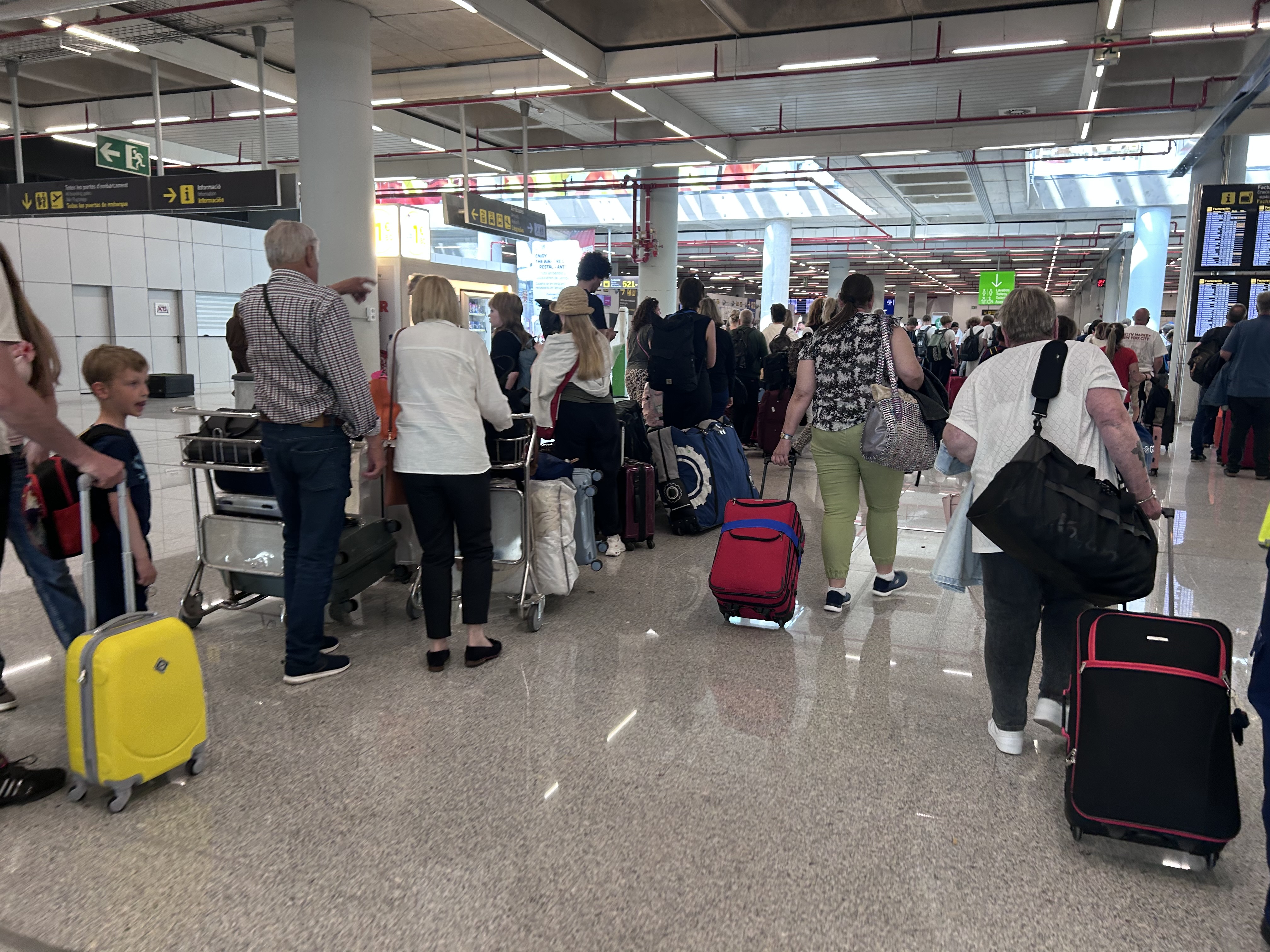 FlughafenMenschenKoffer_Intern_Pia